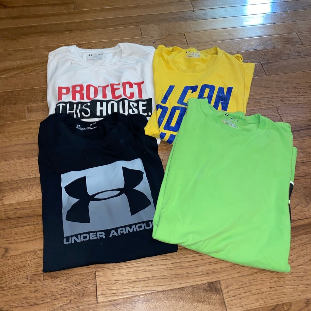 4 Like new, closet kept Under Armour 👕